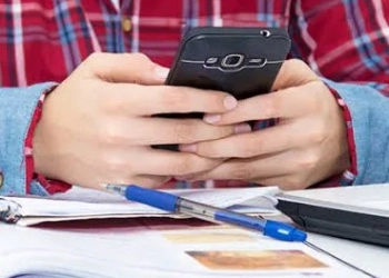 Lula sanciona lei que proíbe o uso de celular nas salas de aula em todo o Brasil