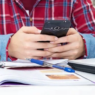 Lula sanciona lei que proíbe o uso de celular nas salas de aula em todo o Brasil