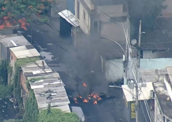 Criminosos Incendeiam Barricadas em comunidade na Zona Oeste