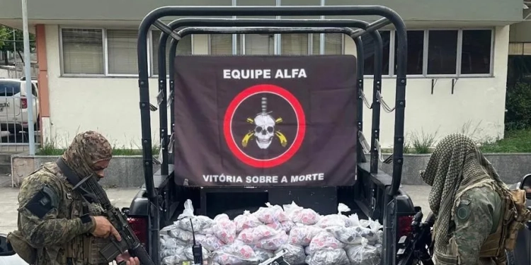 BOPE Realiza Grande Apreensão de Drogas e Arma em  Comunidade na Zona Oeste