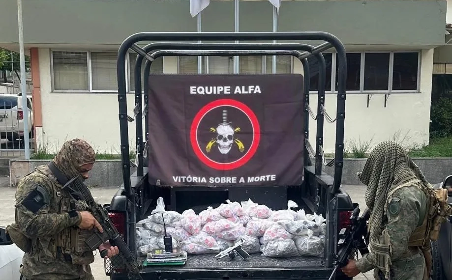 BOPE Realiza Grande Apreensão de Drogas e Arma em Comunidade na Zona Oeste