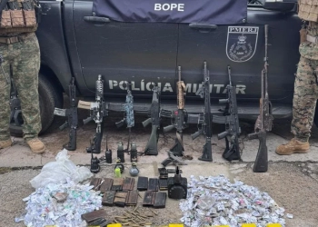 ( FOTOS) TRÊS MORTOS NUMA OPERAÇÃO DO BOPE NO ALEMÃO E MUITAS ARMAS APREENDIDAS