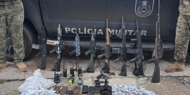 ( FOTOS) TRÊS MORTOS NUMA OPERAÇÃO DO BOPE NO ALEMÃO E MUITAS ARMAS APREENDIDAS