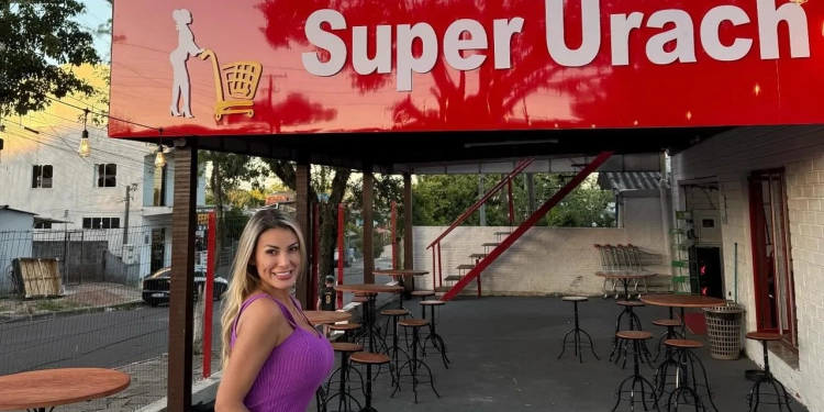 Olha ela!!! Andressa Urach Inaugura o Super Urach, Seu Primeiro Supermercado