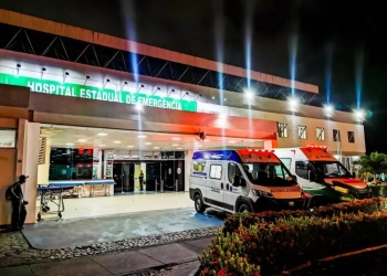 ( foto) homem é levado às pressas ao hospital com objeto de quase 1 metro no reto