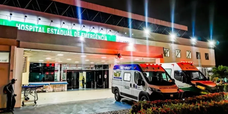 ( foto) homem é levado às pressas ao hospital com objeto de quase 1 metro no reto