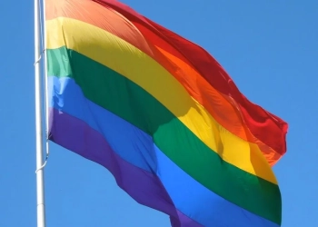 Trump bane bandeiras LGBTQIA+ e extingue setores de diversidade e inclusão nos EUA