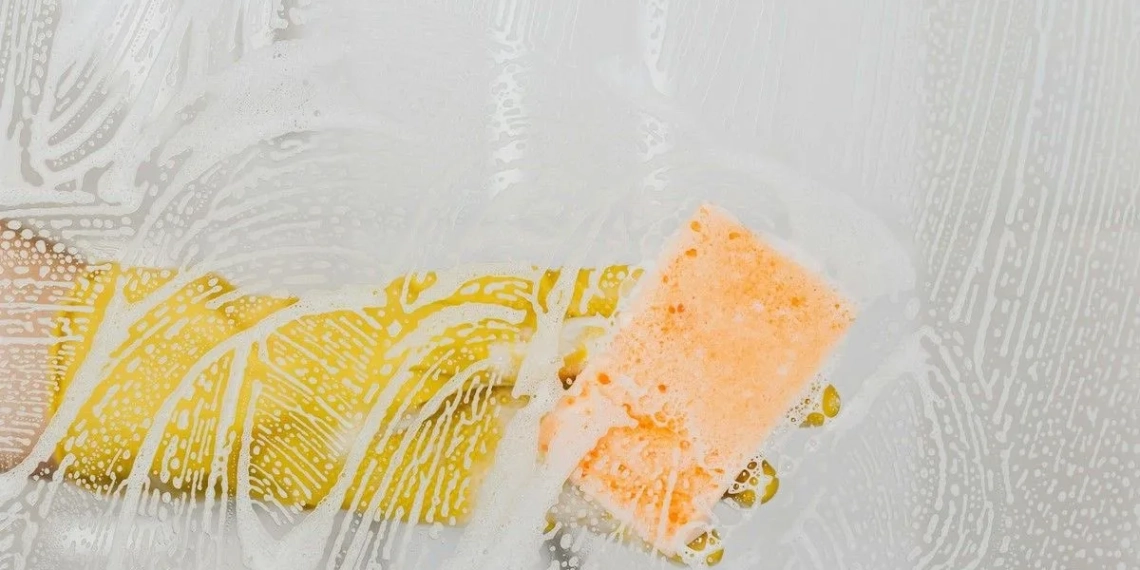 Perigo doméstico: Jovem é hospitalizada com arritmia e baixa oxigenação após misturar produtos de limpeza