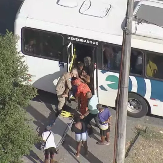 Calor extremo no Rio: mulher desmaia dentro de ônibus e é socorrida por bombeiros