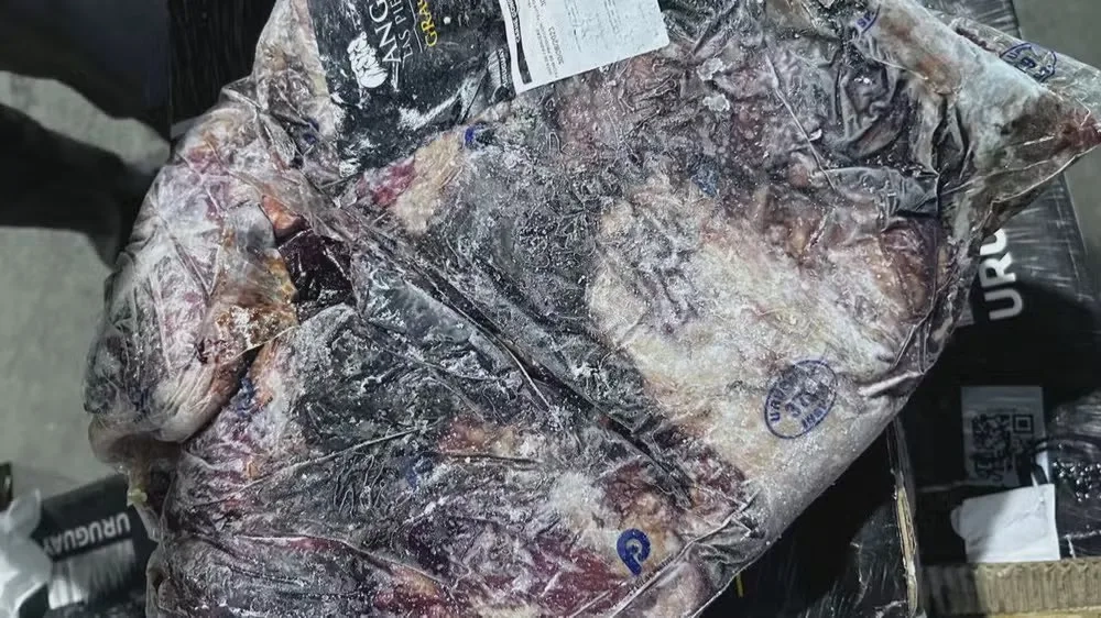 Polícia diz que frigorífico ‘maquiou’ carne estragada do RS e reembalou como produto nobre do Uruguai