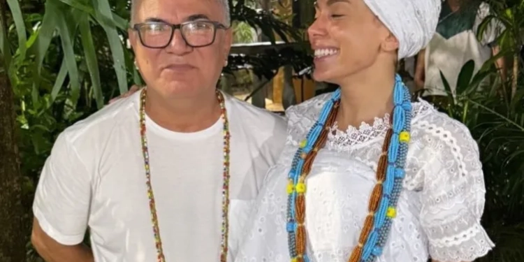 Anitta perde 100 mil seguidores em uma hora após postar fotos em terreiro de candomblé