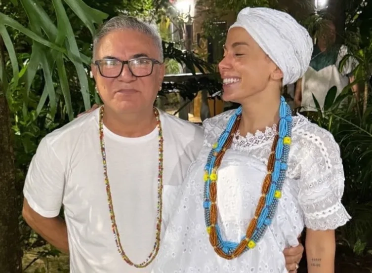 Anitta perde 100 mil seguidores em uma hora após postar fotos em terreiro de candomblé