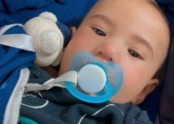 Bebê de 11 meses morre com sinais de violência no RJ; padrasto é preso e mãe são investigados