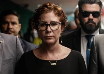 TRE cassa mandato de Carla Zambelli e a torna inelegível por 8 anos