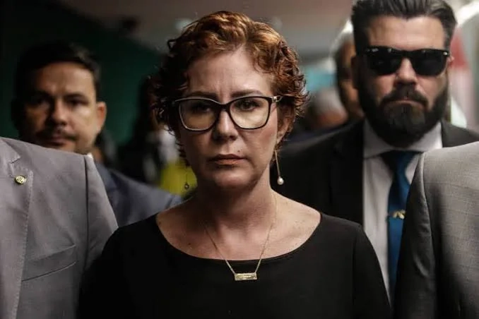 TRE cassa mandato de Carla Zambelli e a torna inelegível por 8 anos