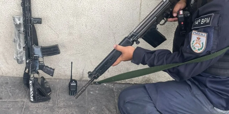 Tiroteio na Vila Kennedy: Confronto entre PMs e criminosos deixa suspeito ferido