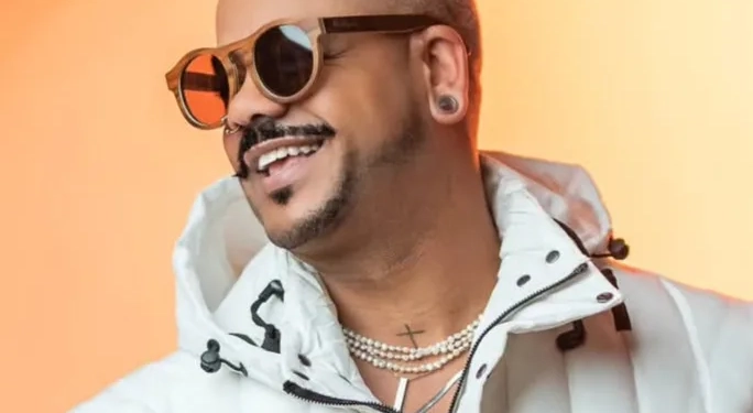 Cantor Arnaldo Junior se apresenta no “West Musical” no West Shopping