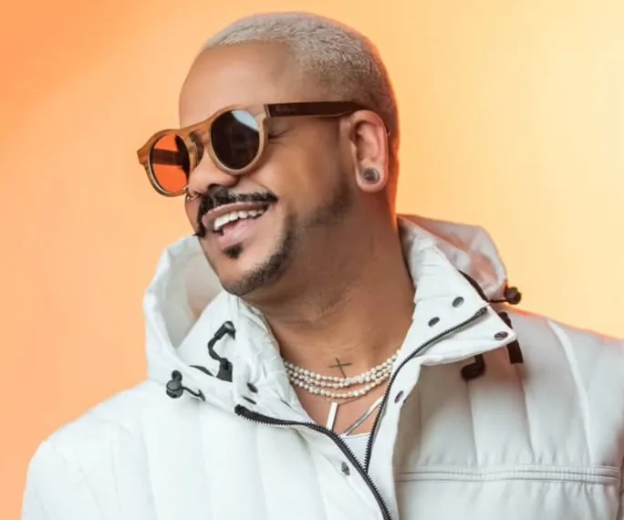 Cantor Arnaldo Junior se apresenta no “West Musical” no West Shopping