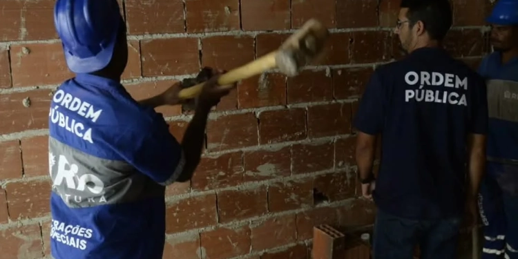 Demolição de Prédio Ilegal de Três Andares na Zona Oeste Expõe Atuação do Crime Organizado