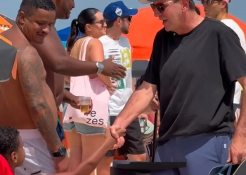PREFEITO EDUARDO PAES SURPREENDE BANHISTAS AO FISCALIZAR SOM ALTO NAS PRAIAS DO RIO