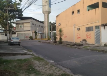Traficantes do Comando Vermelho tentam invadir comunidade em Campo Grande e deixa recado com pichações