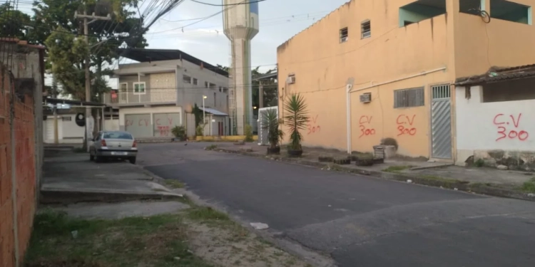 Traficantes do Comando Vermelho tentam invadir comunidade em Campo Grande e deixa recado com pichações