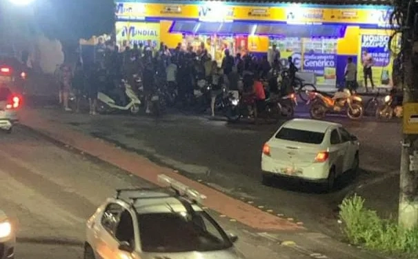 ( Videos) Tiroteio Deixa Quatro Baleados e Causa Pânico agora a noite na Zona Oeste do Rio