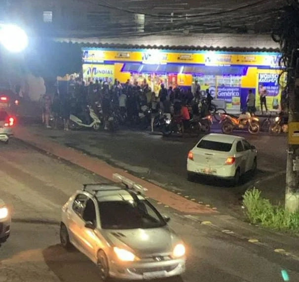 ( Videos) Tiroteio Deixa Quatro Baleados e Causa Pânico agora a noite na Zona Oeste do Rio