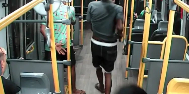 ( Video) Criminosos roubam passageiros de BRT na véspera do Réveillon
