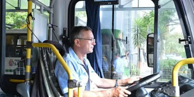 Prefeitura do Rio autoriza uso de bermudas para servidores e motoristas durante o verão