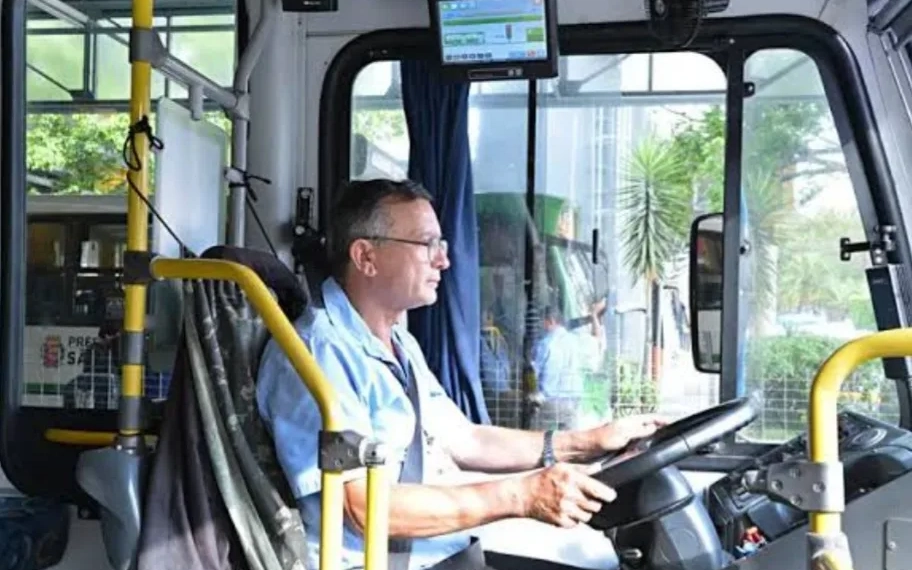 Prefeitura do Rio autoriza uso de bermudas para servidores e motoristas durante o verão