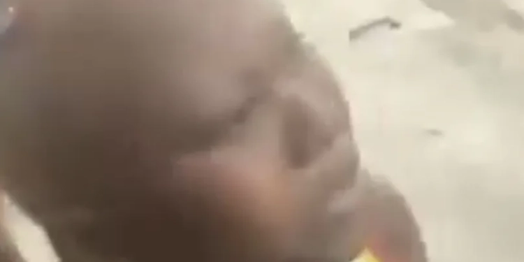 ( Vídeo) quatro mulheres são julgadas e condenadas por traficantes no Rio por causa de fofoca no zap