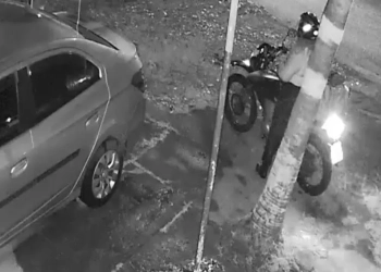 Bandido se Passa por Cliente e Rouba Entregadora em Campo Grande; Câmeras Flagram a Ação