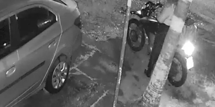 Bandido se Passa por Cliente e Rouba Entregadora em Campo Grande; Câmeras Flagram a Ação