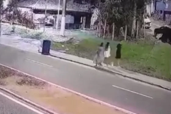 ( Video) Jovem de 18 Anos Morre Atropelada em Cima da Calçada; Motorista é Capturado
