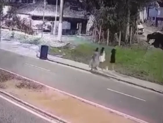 ( Video) Jovem de 18 Anos Morre Atropelada em Cima da Calçada; Motorista é Capturado