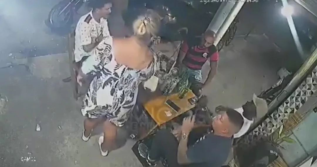 ( Vídeo) Bandidos Encurralam Clientes e Espalham Terror em Bar no Rio