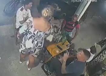 ( Vídeo) Bandidos Encurralam Clientes e Espalham Terror em Bar no Rio