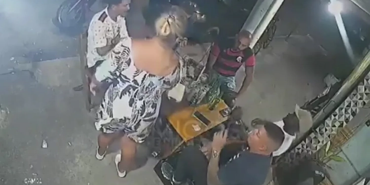 ( Vídeo) Bandidos Encurralam Clientes e Espalham Terror em Bar no Rio