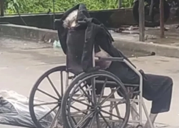 VIDEO: FILHO LEVA MÃE MORTA PARA PASSEAR NUM BAIRRO DA ZONA OESTE!! O MOTIVO É BIZARRO!!