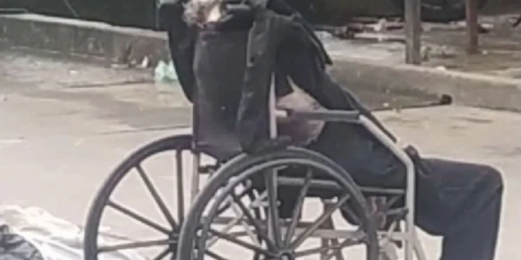 VIDEO: FILHO LEVA MÃE MORTA PARA PASSEAR NUM BAIRRO DA ZONA OESTE!! O MOTIVO É BIZARRO!!