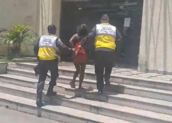 Mulher é presa após atacar idosa com seringa em possível tentativa de contaminação por HIV