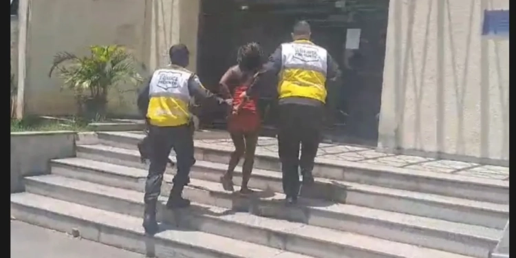 Mulher é presa após atacar idosa com seringa em possível tentativa de contaminação por HIV