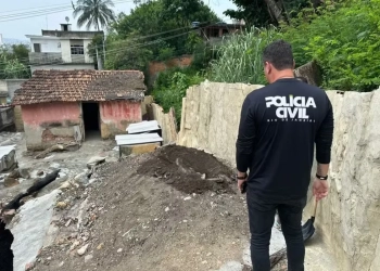 Homem é preso por enterrar corpo da avó no quintal de casa no Rio