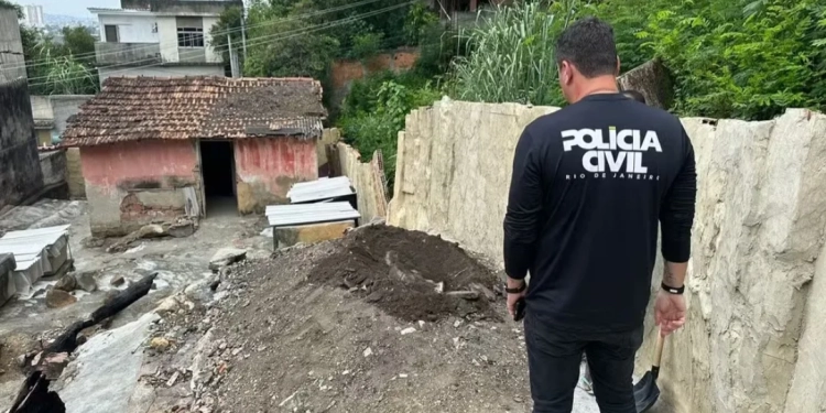 Homem é preso por enterrar corpo da avó no quintal de casa no Rio