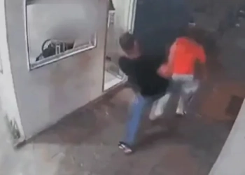 ( Video) Motorista de aplicativo dá voadora em passageira por comer biscoito e é banido da plataforma