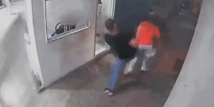 ( Video) Motorista de aplicativo dá voadora em passageira por comer biscoito e é banido da plataforma