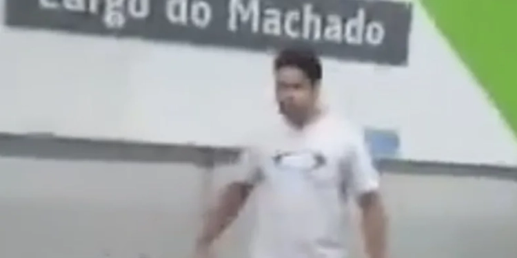 Policial Militar Aponta Arma Durante Briga por Assento em metrô no Rio