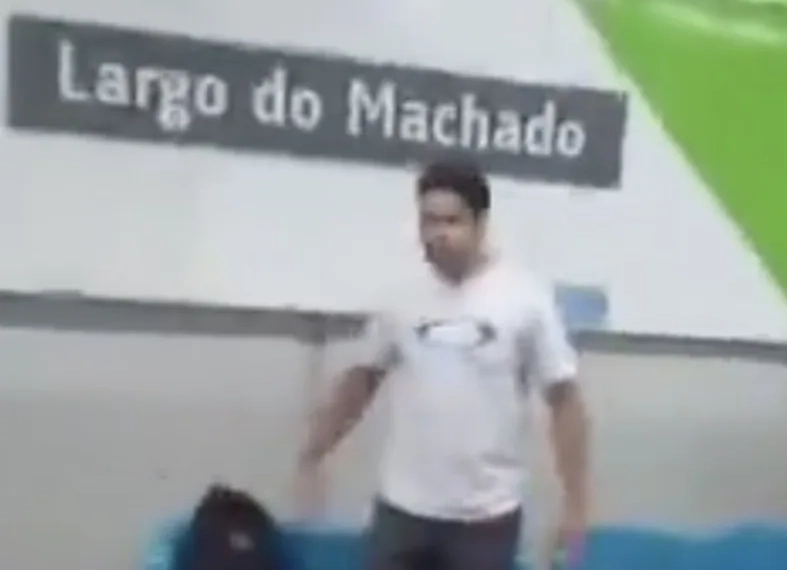Policial Militar Aponta Arma Durante Briga por Assento em metrô no Rio