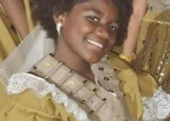 Menina de 12 anos é Morta por Bala Perdida ao Comprar Refrigerante com a Mãe no Rio